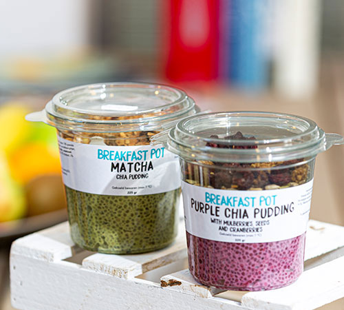 Heerlijke Breakfastpots van BloemCool Breakfastpot Matcha en Purple Chia Pudding op tafel