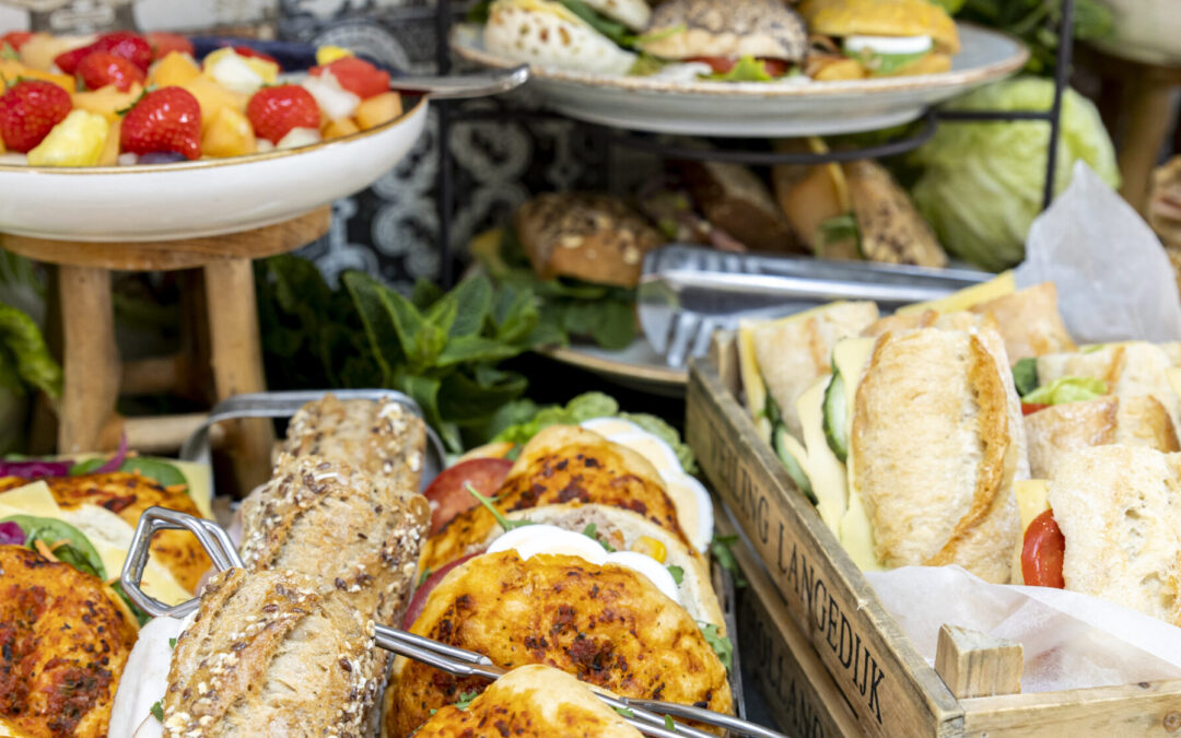 Lunch met diverse belegde sandwiches en wraps