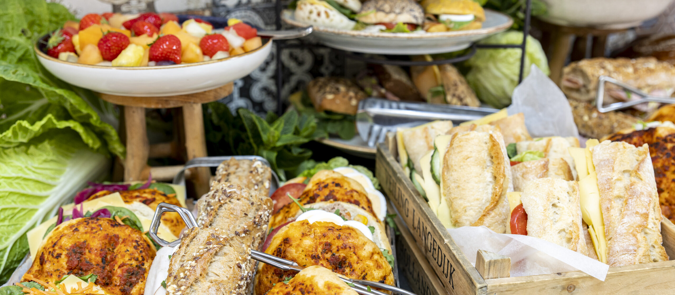 Lunch met diverse belegde sandwiches en wraps